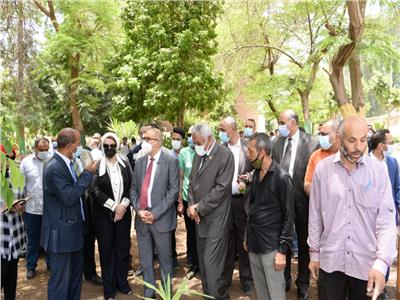 رئيس جامعة أسيوط يتفقد الصوبة العلمية لإنتاج نباتات الزينة النادرة 