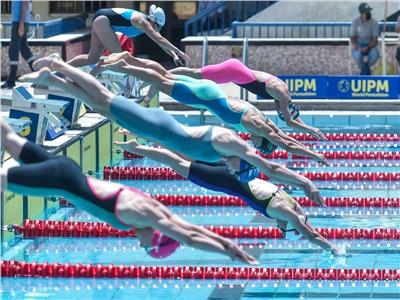 الفرنسية كلوفيل تتصدر منافسات السباحة في بطولة العالم للخماسي الحديث 