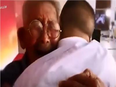 لقاء مؤثر .. أب يلتقي بابنه المختطف بعد 58 عاما | فيديو