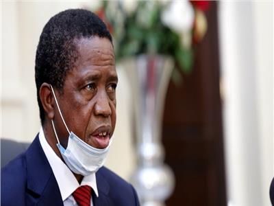 الرئيس الزامبي يتعرض للدوار أثناء مناسبة رسمية.. والتليفزيون يقطع البث المباشر