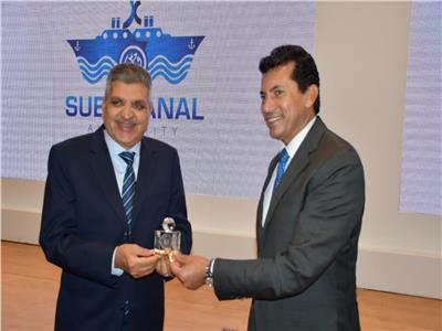 «رئيس قناة السويس» يستقبل وزيرالرياضة ووفد منحة ناصر للقيادة الدولية