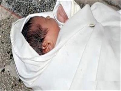 العثور على طفل حديث الولادة أمام مسجد بأسوان 