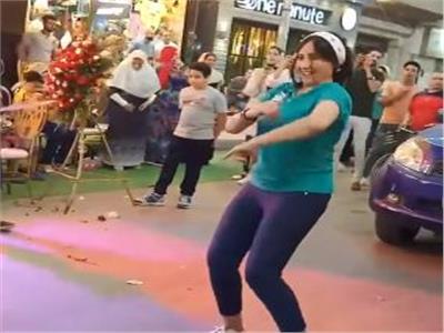 مستخدمو التواصل الاجتماعي يشتعلون غضبًا بسبب رقص فتيات في افتتاح محل | صور