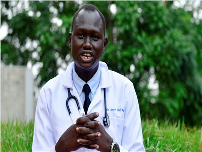  قصة كفاح «مراهق لاجئ» أصبح طبيبا يعالج مرضى «كورونا»