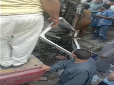 ننشر أول صور من حادث تصادم قطار بأتوبيس عمال في حلوان