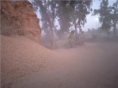 أهالي قرية أسديمة باغربية تستغيث بالمحافظ  بسبب غبار القمح 