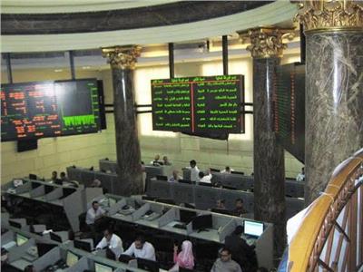بضغوط مبيعات الأجانب والعرب.. تراجع البورصة المصرية بالمنتصف