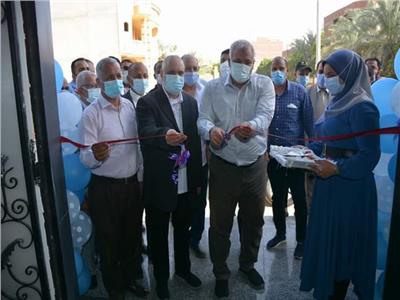 محافظ الوادي الجديد يفتتح مركزًا طبيًا بمدينة موط بالداخلة 