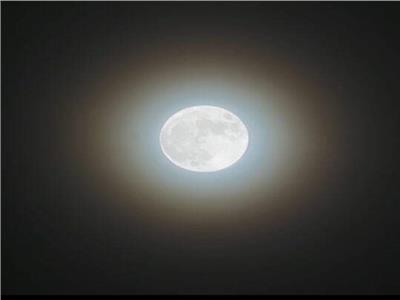 طوق من الضوء| «الإكليل» يزين القمر البدر     