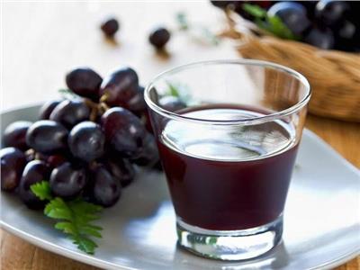 لماذا يحذر الأطباء من تناول عصير العنب مع الأدوية؟
