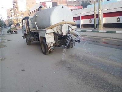 رش الشوارع وحملات نظافة لإزالة المخلفات في المنيا 