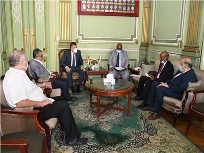 رئيس جامعة عين شمس يستقبل سفير بوروندي لبحث سبل التعاون