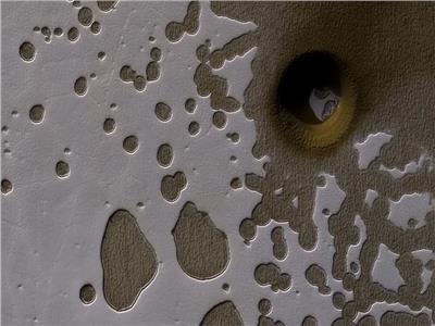 ناسا تكشف عن صور مذهلة لكهوف وحفر المريخ