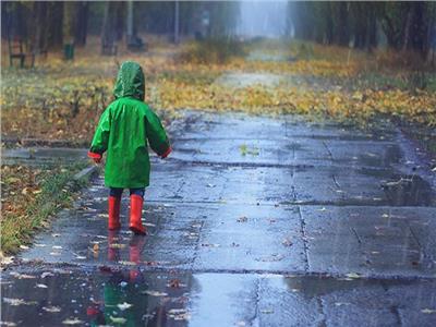 هل المشي تحت المطر «خطر»؟.. مفاجأة لمحبي الشتاء