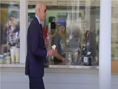 بايدن يتوقف لشراء «آيس كريم» خلال زيارته لـ«لاكروس»| فيديو