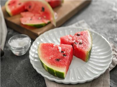 البطيخ بالملح.. أفضل وجبة لمحاربة حر الصيف 