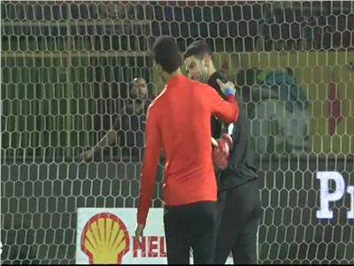 الشناوي وإكرامي يتصافحان قبل انطلاق مباراة الأهلي وبيراميدز