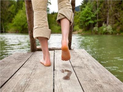 طبيب يكشف عن فوائد المشي حافي القدمين 