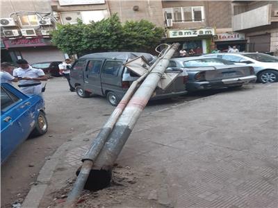 سقوط عمود إنارة على السيارات بمصر الجديدة