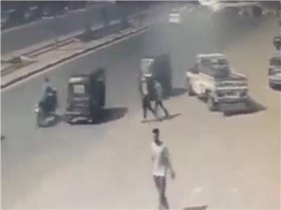 سائق «توكتوك» يدهس طالبا في عين شمس | فيديو