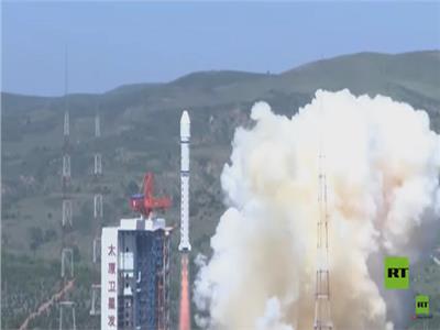 الصين تطلق صاروخًا يحمل مجموعة أقمار صناعية جديدة| فيديو