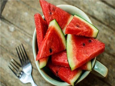أفضل ٥ أطعمة مرطبة للمعدة في فصل الصيف.. أبرزها البطيخ والطماطم 