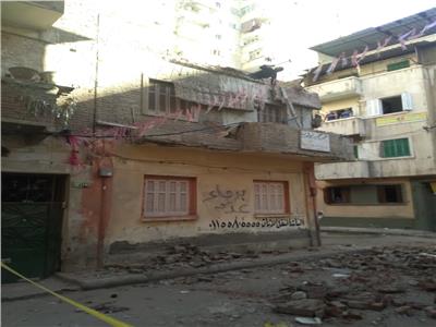 انهيار شرفة عقار في الإسكندرية.. وإخلاء السكان |صور
