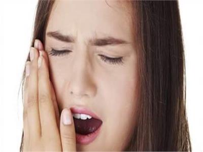 أبرزهم الجفاف والعطش.. أعراض متلازمة الفم الحارق    