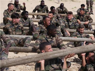 فريق فرنسي في الدرجة الممتازة يخوض «تدريبات عسكرية» .. صور 