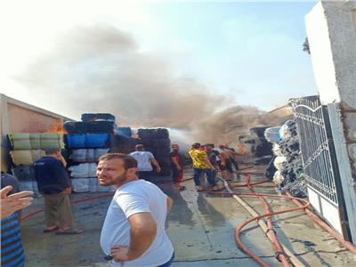 إصابة ٦ عمال في حريق هائل بمصنع للغزل والنسيج بالعاشر