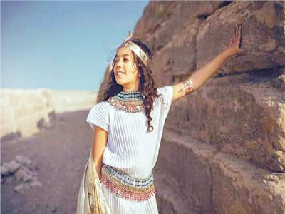 «روضة» ابنة القرية.. أصغر «فوتوجرافر» في مصر