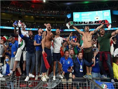 يورو 2020| جماهير إنجلترا تتعدى على مشجعي إيطاليا في ويمبلي «فيديو» 