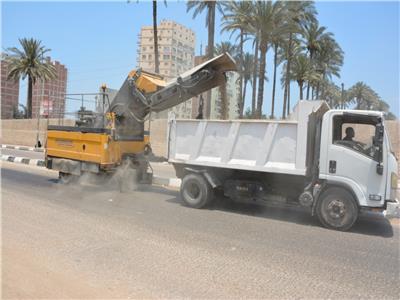 محافظ الدقهلية يتابع أعمال السيارات المكنسية لتنظيف الشوارع بالمنصورة 