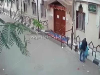 لص يسرق صندوق زكاة من مسجد بالمعصرة | فيديو