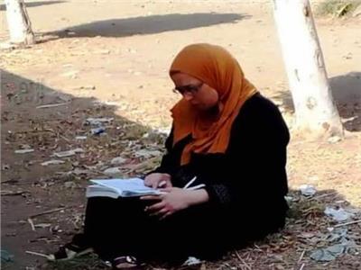 أدعية وقراءة قرآن أمام لجان امتحانات الثانوية العامة فى الجيزة
