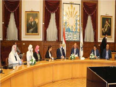 محافظ القاهرة يلتقي وفد ممثلي البرنامج الرئاسي لتأهيل التنفيذيين للقيادة