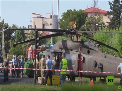 سحب مروحية عسكرية أمريكية من مكان هبوطها الاضطراري في رومانيا | فيديو