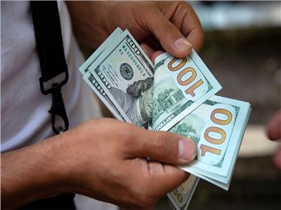 الدولار يُسجل أعلى هبوط له على مدار الربع الثاني من يوليو