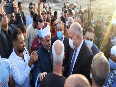 بعد سقوط 11 قتيلا.. محافظ قنا يؤدي صلاة عيد الأضحي في قرية «الثأر».. فيديو