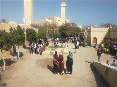 «أهالي المنيا» تتبارك بزيارة مقابر آل البيت وشجرة العذراء مريم | صور