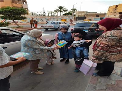 رئيس مدينة رشيد تشارك الأهالى احتفالاتهم بالعيد وتوزع الهدايا على الأطفال 