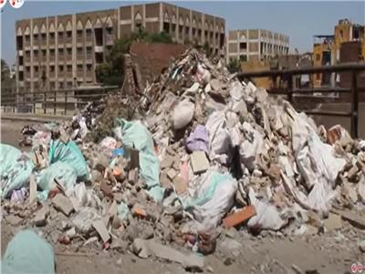تلال القمامة وبقايا جلود الأضاحي تحاصر السبتية| فيديو 