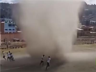 «شيطان الغبار» يهاجم مباراة كرة قدم في بوليفيا| فيديو