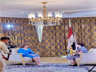 سفيرة مصر بطشقند تصور لقاءً تليفزيونيًا مع قناة أوزبكستان الرسمية