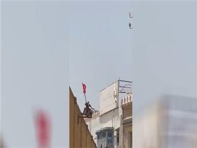 أحد عناصر حركة النهضة يُلقي مواطنًا تونسيًا من فوق مبنى.. فيديو