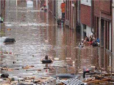 السكان يحصون أضرار السيول في دينانت البلجيكية