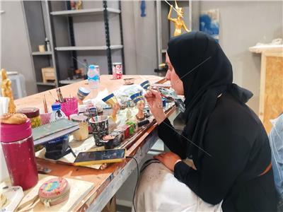 مصنع المستنسخات| رحلة هاجر من كفر الشيخ لعالم الريشة والألوان