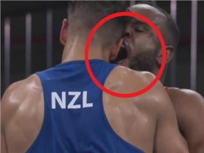 ملاكم عربي «يعض» منافسه النيوزيلندي في أولمبياد طوكيو |فيديو