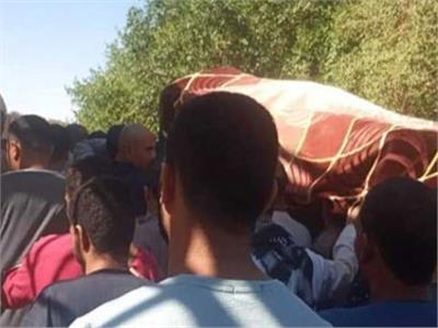«النعش يهتز» مفاجأة لأهالي البحيرة أثناء تشييع جنازة «ميت حي»| فيديو
