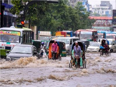الفيضانات تودي بحياة 20 شخصا وتعزل 300 ألف في بنجلادش